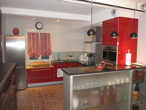 Frigorífico, microondas, horno y placa de cocina