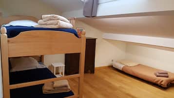 4 bedrooms, iron/ironing board, WiFi