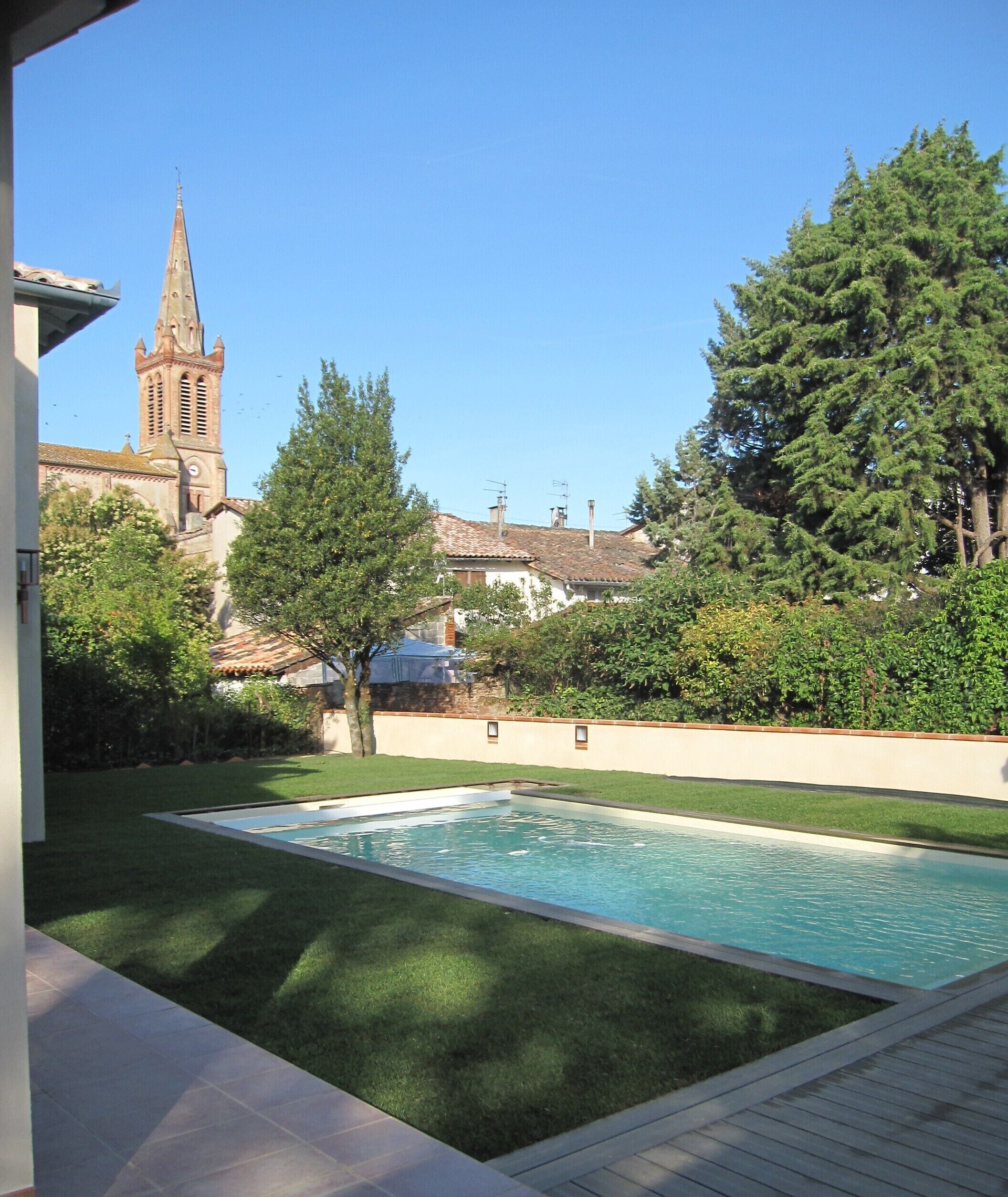 Una piscina al aire libre, una piscina climatizada