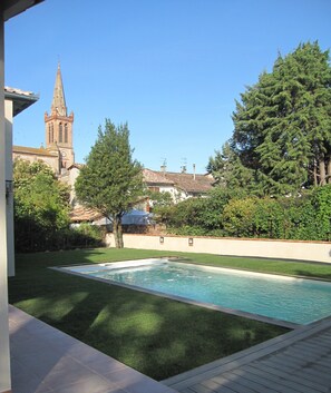 Una piscina al aire libre, una piscina climatizada