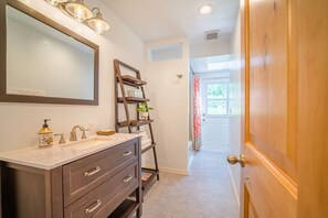 Kombinert dusj/badekar, hårføner og håndklær