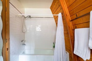 淋浴/盆浴组合、吹风机、毛巾、肥皂