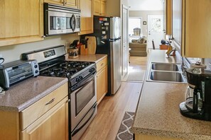 Refrigerador, microondas, horno y parrilla de estufa 