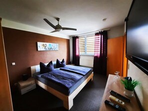 Blackout drapes, free WiFi, bed sheets - Pension Village (Naumburg)