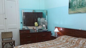 Economy Room, 1 Queen Bed, Smoking | Bed sheets - SraLabarta (Havana)