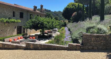 Proche de NICE villa typique en pierres de Vence au calme et spacieuse
