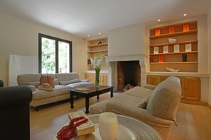 Smart TV, fireplace, ping pong, books