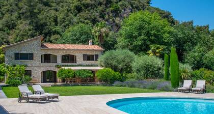 Big pool (19m), large beds, AIRCON, fast WIFI, EV charger, BBQ, peace and quiet