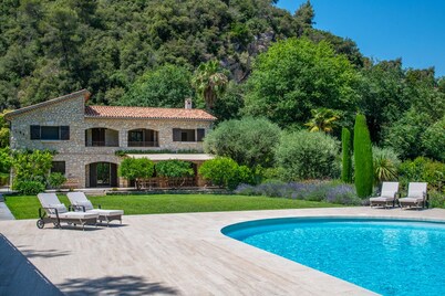 Big pool (19m), large beds, AIRCON, fast WIFI, EV charger, BBQ, peace and quiet