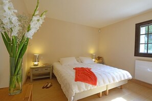 6 habitaciones, tabla de planchar con plancha y cuna de viaje 