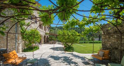 Big pool/noiseless AIRCON/quality mattresses/WIFI/BBQ/boccia/table tennis/pizza!