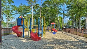 Un parque infantil con toboganes y estructuras para escalar.