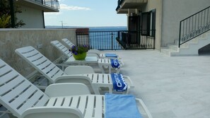 Terrace/patio - Comfort apartmant with terrace, sea view and pool near beach (Podstrana)