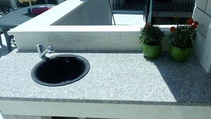 Property grounds - Comfort apartmant with terrace, sea view and pool near beach (Podstrana)