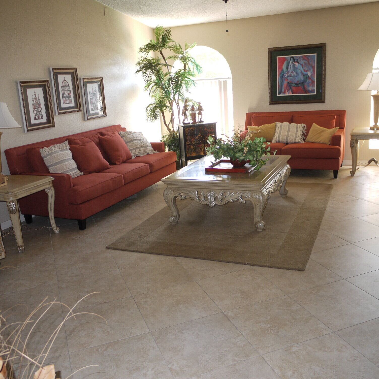 Charming house tastefully decorated and ready for your enjoyment.