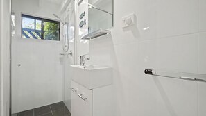 Shower, towels - Baringa Crescent Clifftop Living (Lilli Pilli)