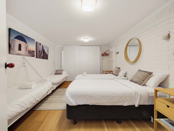 4 bedrooms, bed sheets