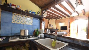 A kitchen with a gas stove, sink, and various kitchen items. - Country Cottage / Gite - Siracusa (Siracusa)