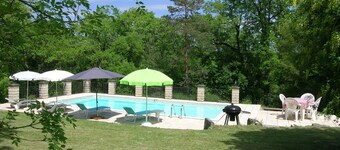 Helt avskilt stenstuga med privat pool, 2 tunnland trädgård och skog