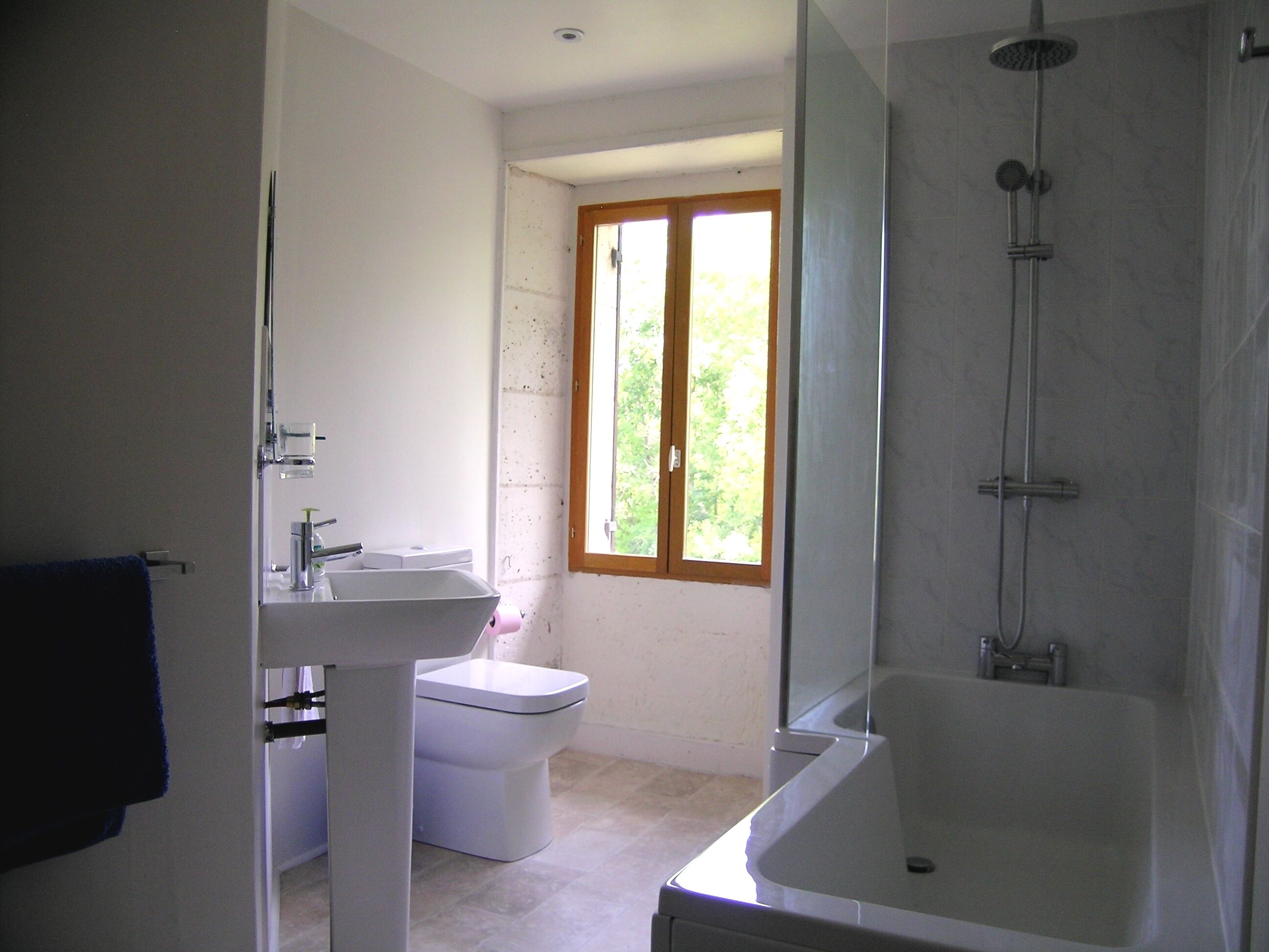 Ensemble douche/baignoire, sèche-cheveux, serviettes fournies