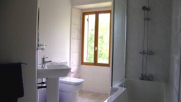 Ensemble douche/baignoire, sĂšche-cheveux, serviettes fournies