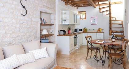 The Mews, Puligny-Montrachet. Comfort, charm, cheerful, restored Barn, sleeps 2.