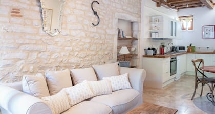 The Mews, Puligny-Montrachet. Comfort, charm, cheerful, restored Barn, sleeps 2.