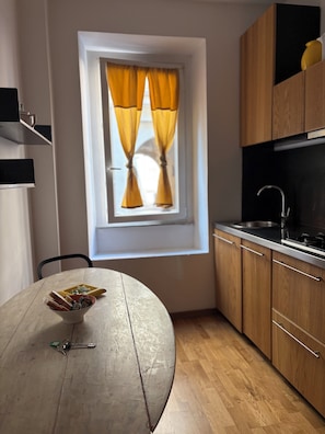 Réfrigérateur, micro-ondes, plaque de cuisson, lave-vaisselle