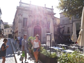 تناول الطعام بالخارج