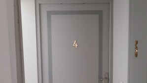 A door with a number '4' on it, a door handle, and a small brass plate. - Renovated, two-room flat with air-conditioned, Vernet district, in city centre (Avignon)