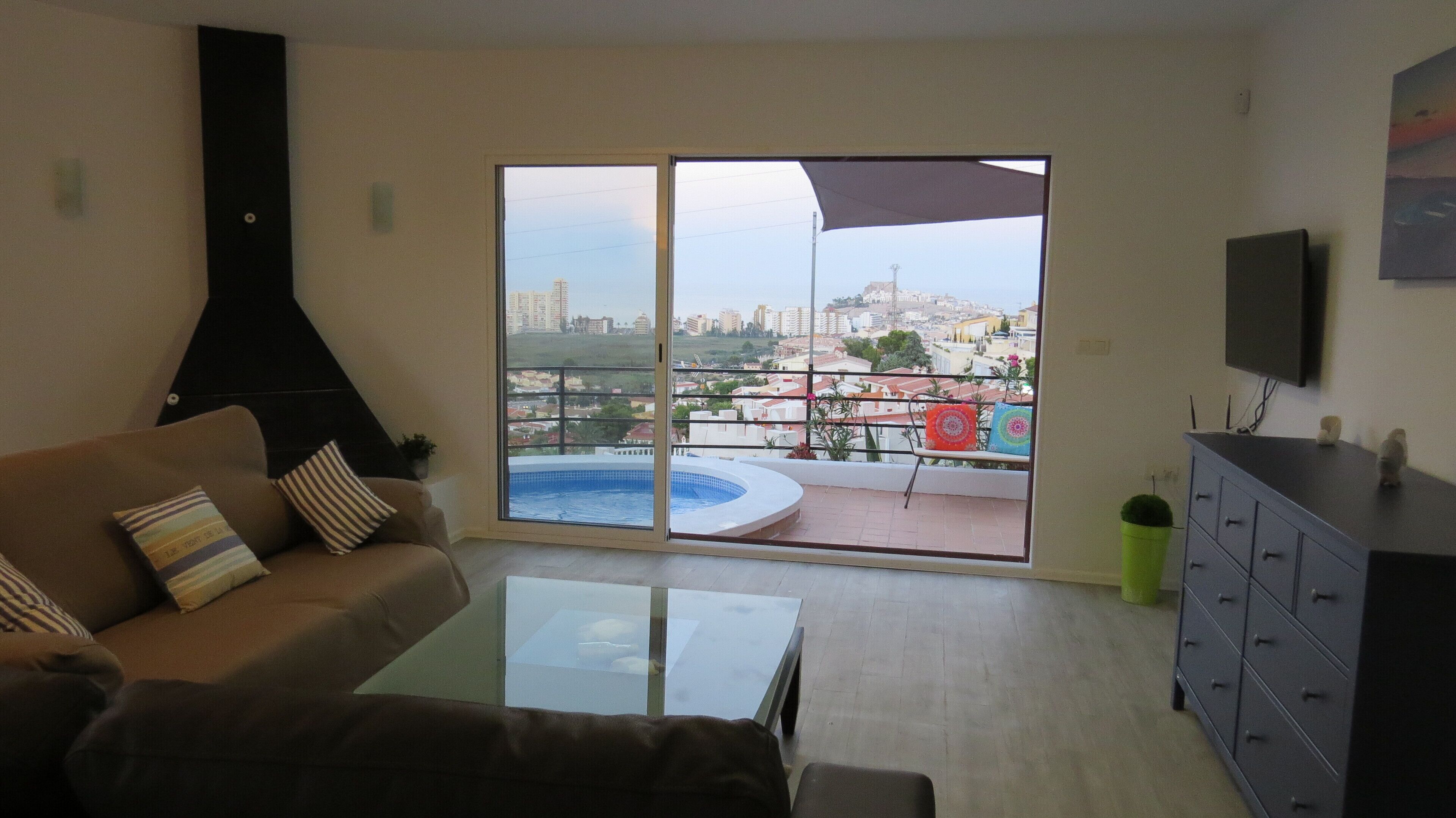 Detached villa for 8 people with wifi and outdoor jacuzzi, with direct sea views