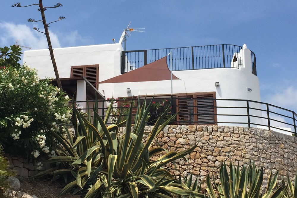 Detached villa for 8 people with wifi and outdoor jacuzzi, with direct sea views