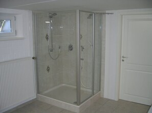 Badewanne, Haartrockner, Seife, Toilettenpapier