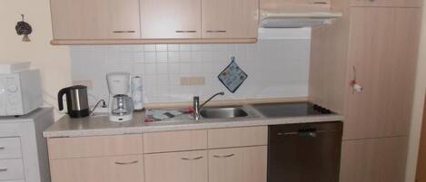 Køleskab, mikrobølgeovn, opvaskemaskine, kaffe-/temaskine