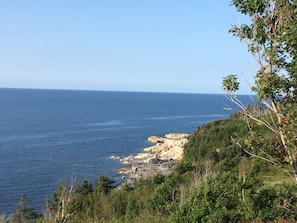 Sulla spiaggia, lettini da mare, teli da spiaggia