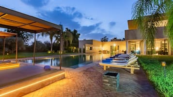 Outdoor pool, a heated pool