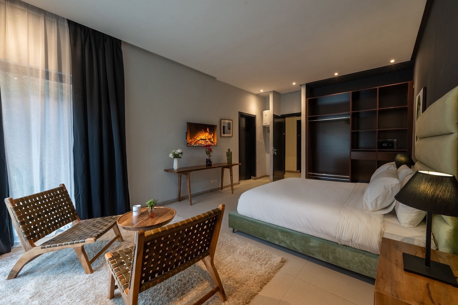 10 chambres, coffres-forts dans les chambres, fer et planche à repasser