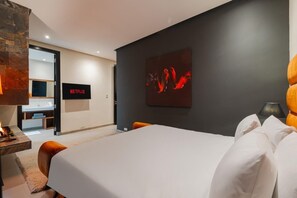 A modern hotel room with a large bed, a flat-screen TV, and a painting on the wall. - Villa 865 + (Marrakech)