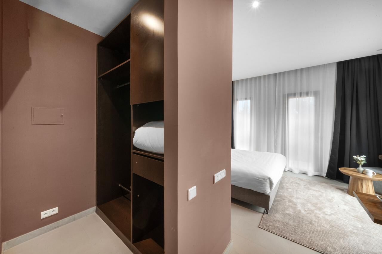 27 bedrooms, in-room safe, iron/ironing board, free WiFi
