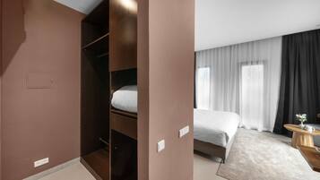 27 bedrooms, in-room safe, iron/ironing board, free WiFi