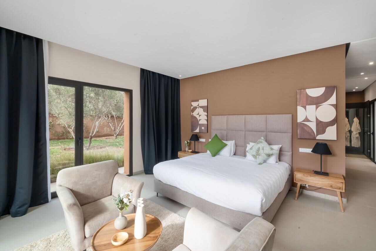 27 bedrooms, in-room safe, iron/ironing board, WiFi (free)