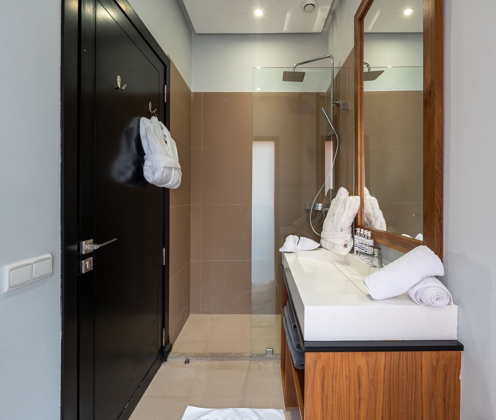 Combined shower/tub, hair dryer, towels, soap