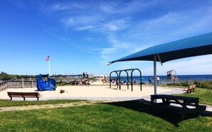 Children’s area - 5 min to Beach, 4 Bdr. 2 Bath, Sun Room, Large Deck, Park Like Setting Ctrl. AC (South Kingstown)