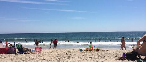 Platja a a prop, gandules de platja i tovalloles de platja