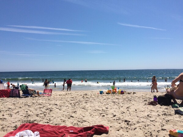 Beach nearby, sun-loungers, beach towels