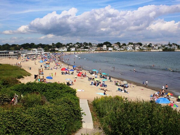 Beach nearby, sun loungers, beach towels