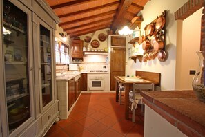 Frigorífico, horno, placa de cocina y lavavajillas