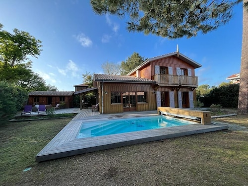 A 200m des plages et des commerces, belle villa en bois avec piscine chauffée