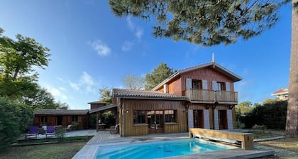 A 200m des plages et des commerces, belle villa en bois avec piscine chauffée