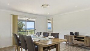 Dining - Hibiscus Close Beach Front Living (MALONEYS BEACH)